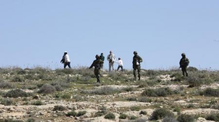 مستوطنون يهاجمون قرية برقا شرقي رام الله