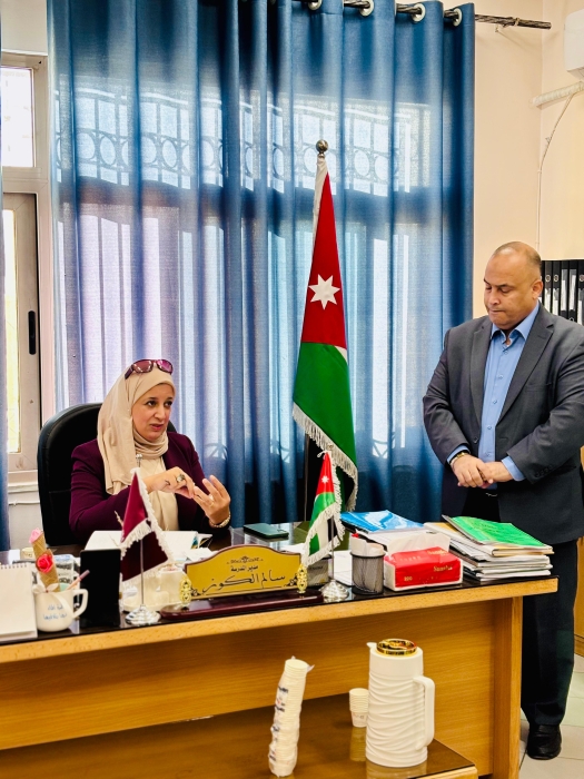 مديرة التربية والتعليم في القويسمة تتفقد مدرسة سعد بن عبادة الأساسية وتؤكد على أهمية المبادرات التربوية