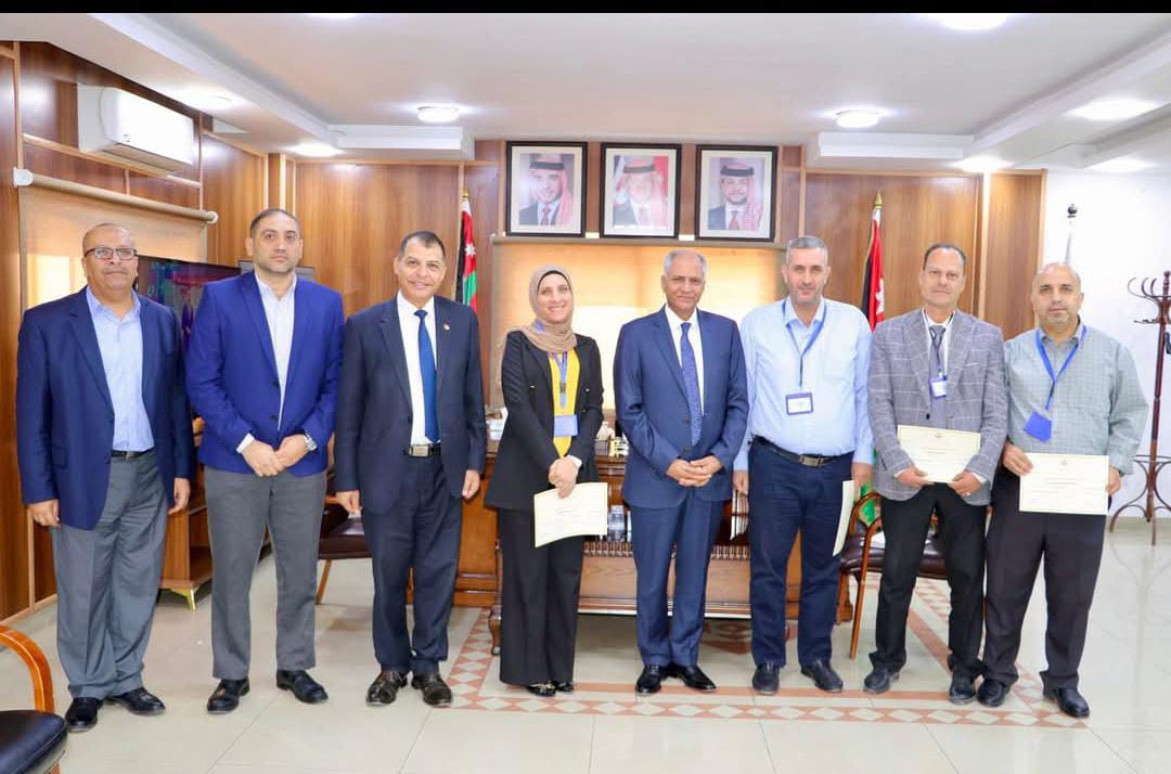الرقاد يرعى تخريج دورة في الحاسوب لموظفي الدائرة المالية في المؤسسة