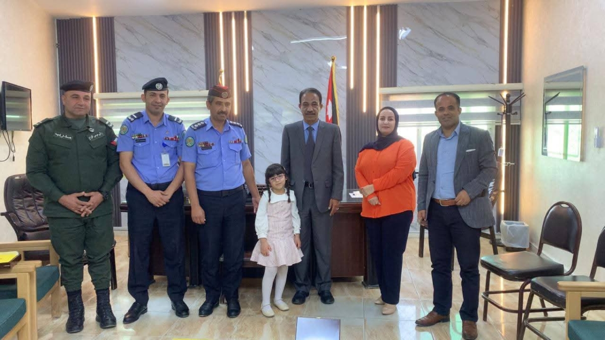 الزبن يكرم ضباط الشرطة المجتمعية لدورة أصدقاء الشرطة ومديرة وذوي الطالبة حور العيفة ...صور