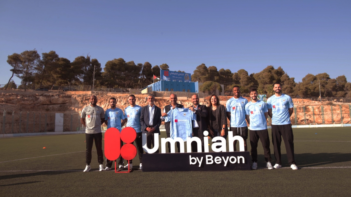 أمنية تكشف عن زي النادي الفيصلي بالشعار الجديد