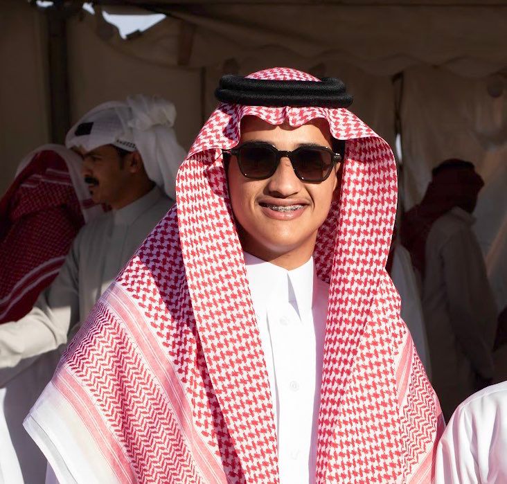 رايد بن محمد الضيوفي العطوي يخطف الأضواء في مهرجان ولي العهد للهجن برعاية سمو الأمير الحسين وبحضور الأمير فهد بن جلوي