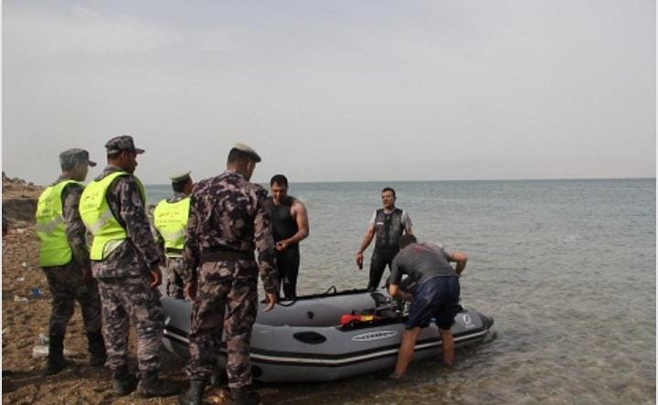 غواصو دفاع مدني البلقاء ينقذون شخصين من الغرق في البحر الميت