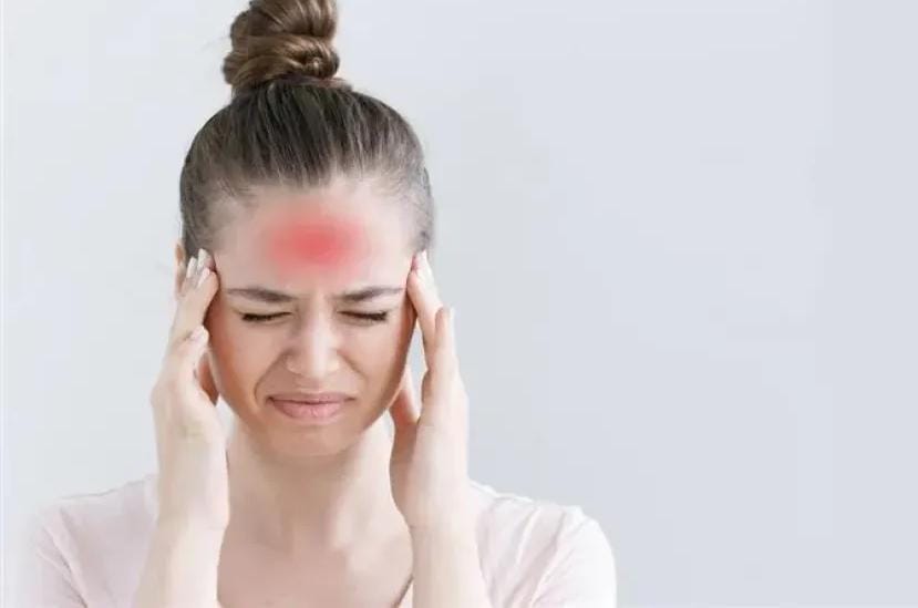 الصداع الهرموني عند النساء.. لماذا هو أكثر شيوعًا؟ وكيف يمكن التعامل معه؟