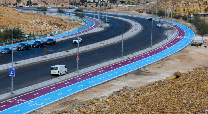 بعد فيديو لمركبات تسير عليه ..مطالبات بـموانع حديدية على ممشى زهران في عمان