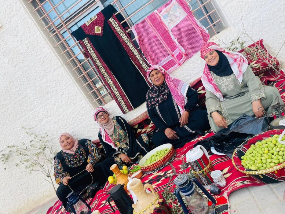مدرسة الحديثة الثانوية للبنات تجسد التراث الأردني في مبادرة موسم قطف الزيتون ...صور