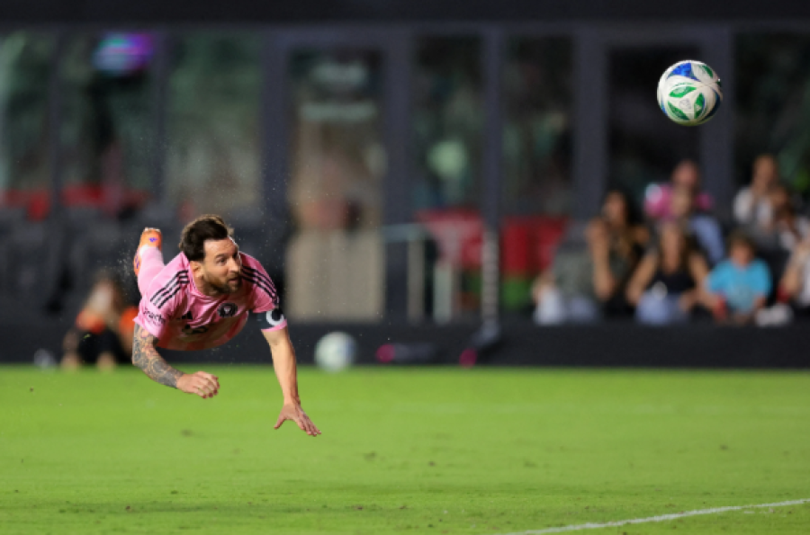 ميسي يقترب من 900 هدف و400 تمريرة حاسمة