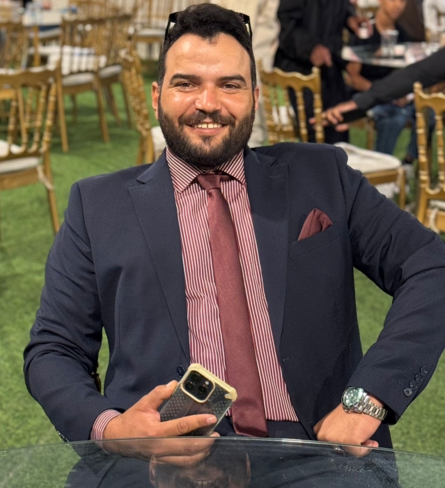 عثمان نهار الصخري.. معلم يحمل رسالة التغيير والإيجابية