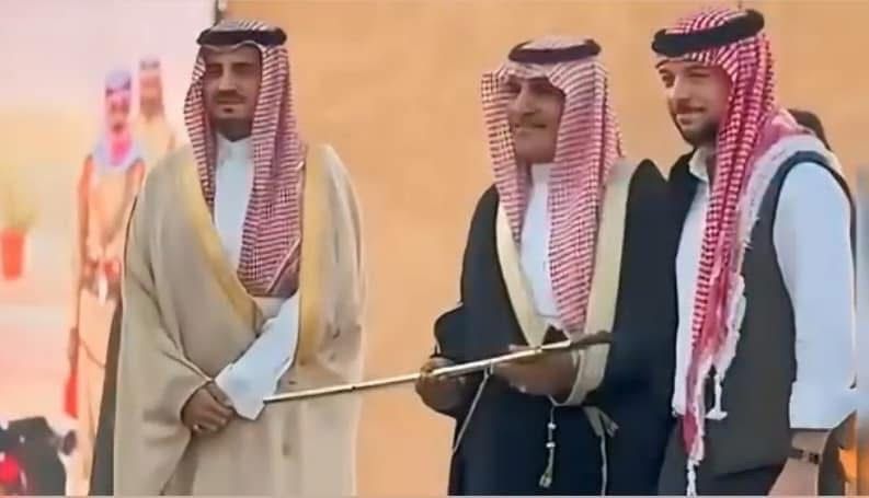 ولي العهد يسلم السيف الذهبي للشيخ غالب البلوي