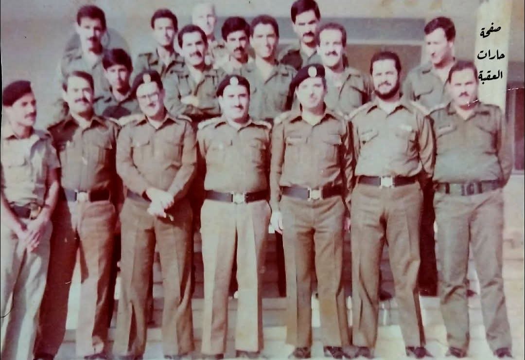 صورة تاريخية توثق كادر مدرسة الحسين الثانوية في القويرة عام 1982 بمناسبة يوم المعلم