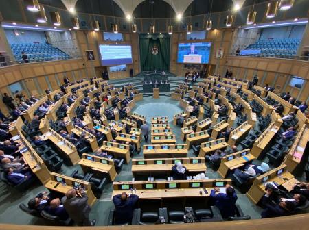 من يترأس جلسة النواب الاولى؟