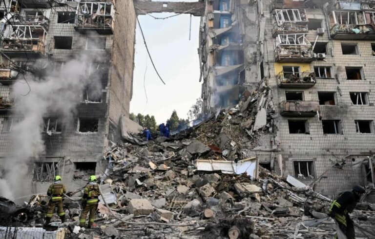 مقتل 3 أشخاص وإصابة 29 آخرين في هجوم روسي على كييف