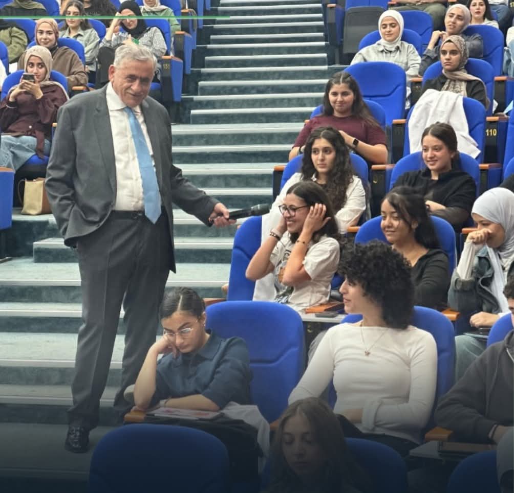 رئيس الجامعة الأردنية د. نذير عبيدات يتفقد الكليات الصحية ويتفاعل مع الطلبة