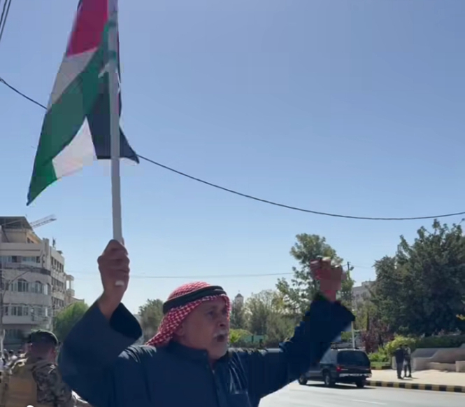 فرحة عارمة من الشعب حول مجلس الأمة قبيل مرور الموكب الملكي وافتتاح الدورة العادية