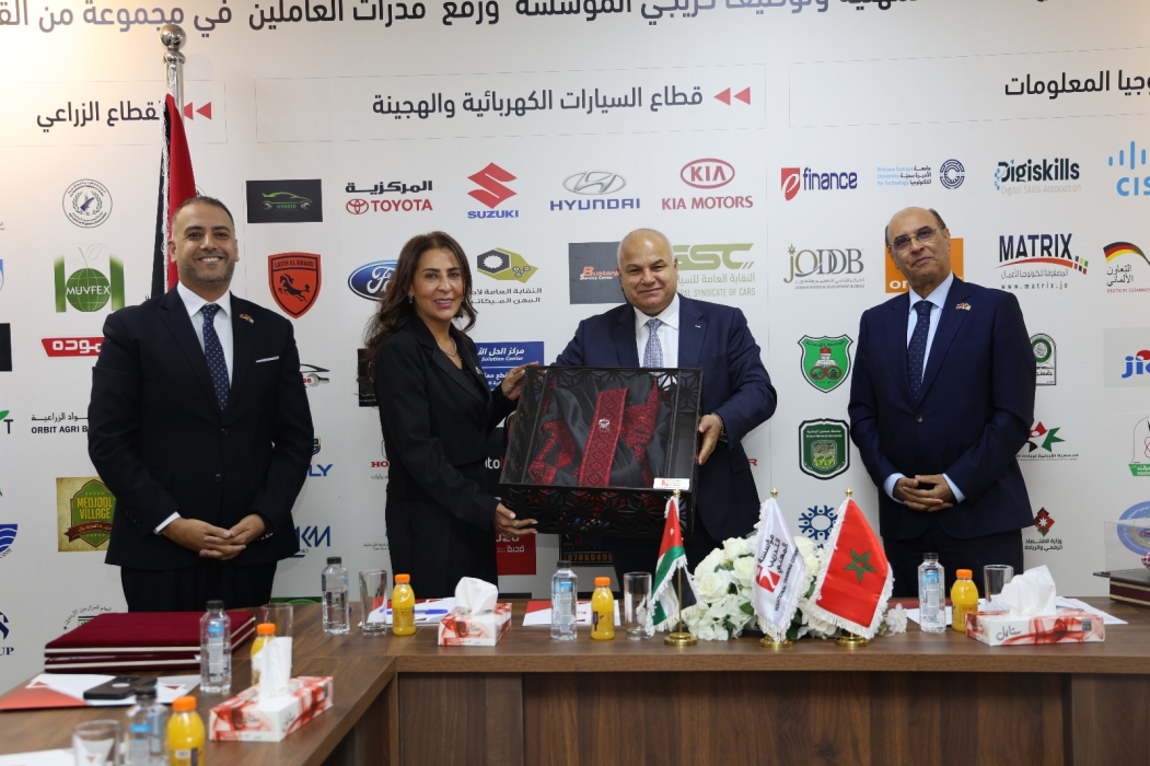 وزير العمل يُكرّم السفير المغربي وسفيرة الأردن لدى المغرب