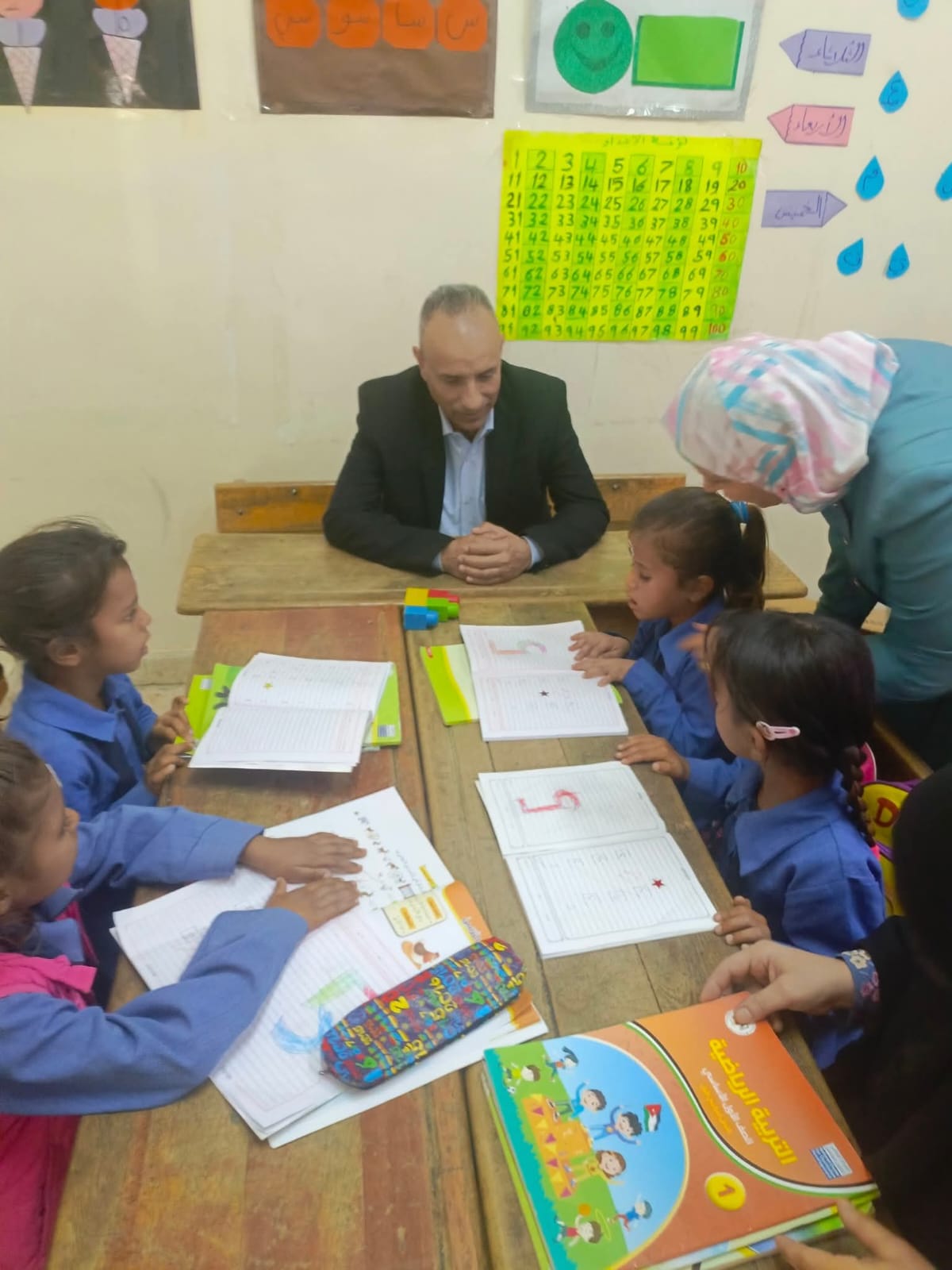 العقيل يتابع العملية التعليمية في جبل بني حميدة.