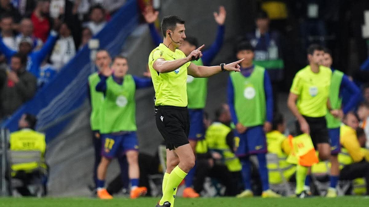 بطاقة حمراء و6 بطاقات صفراء بعد نهاية الكلاسيكو إثر مشادة قوية