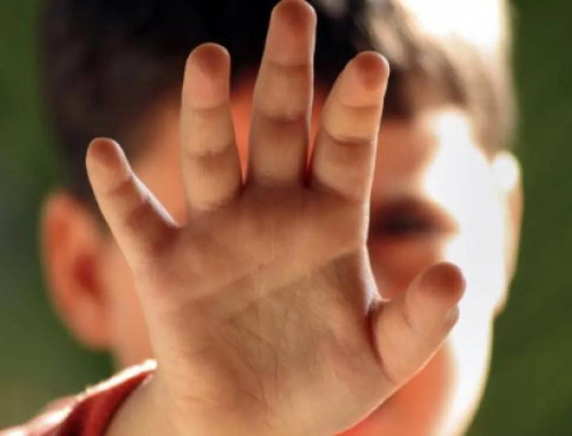 جرش .. رجل يعتدي على طفل بوحشية