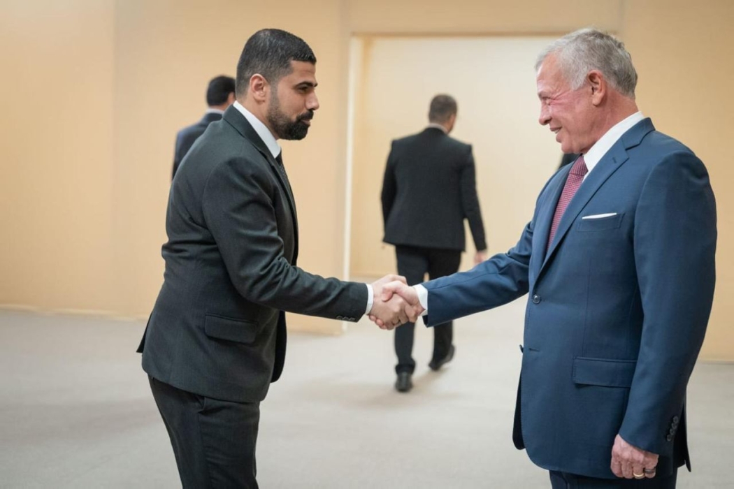 حديث بين جلالة الملك والنائب وسام الربيحات خلال السلام بعد خطاب العرش ..!