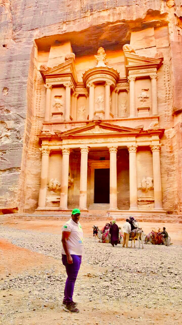 الرحّال السعودي محمد الهمزاني يزور البتراء ويُشيد بجمال “المدينة الوردية”