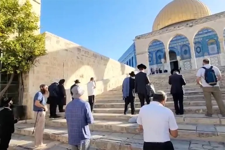 مداهمات في مناطق مختلفة بالضفة الغربية ومستوطنون يقتحمون الأقصى