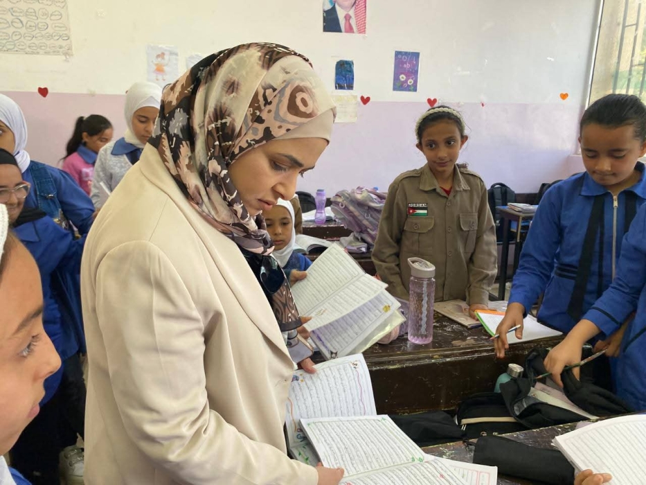 الخريشا تتفقد سير العملية التعليمية في مدرسة تركي الأساسية المختلطة.