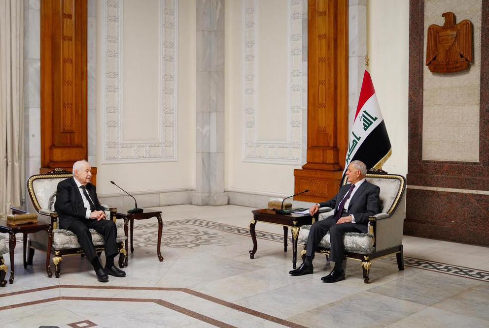 رئيس جمهورية العراق يكرّم الدكتور طلال أبوغزاله بدرع مسلّة حمورابي