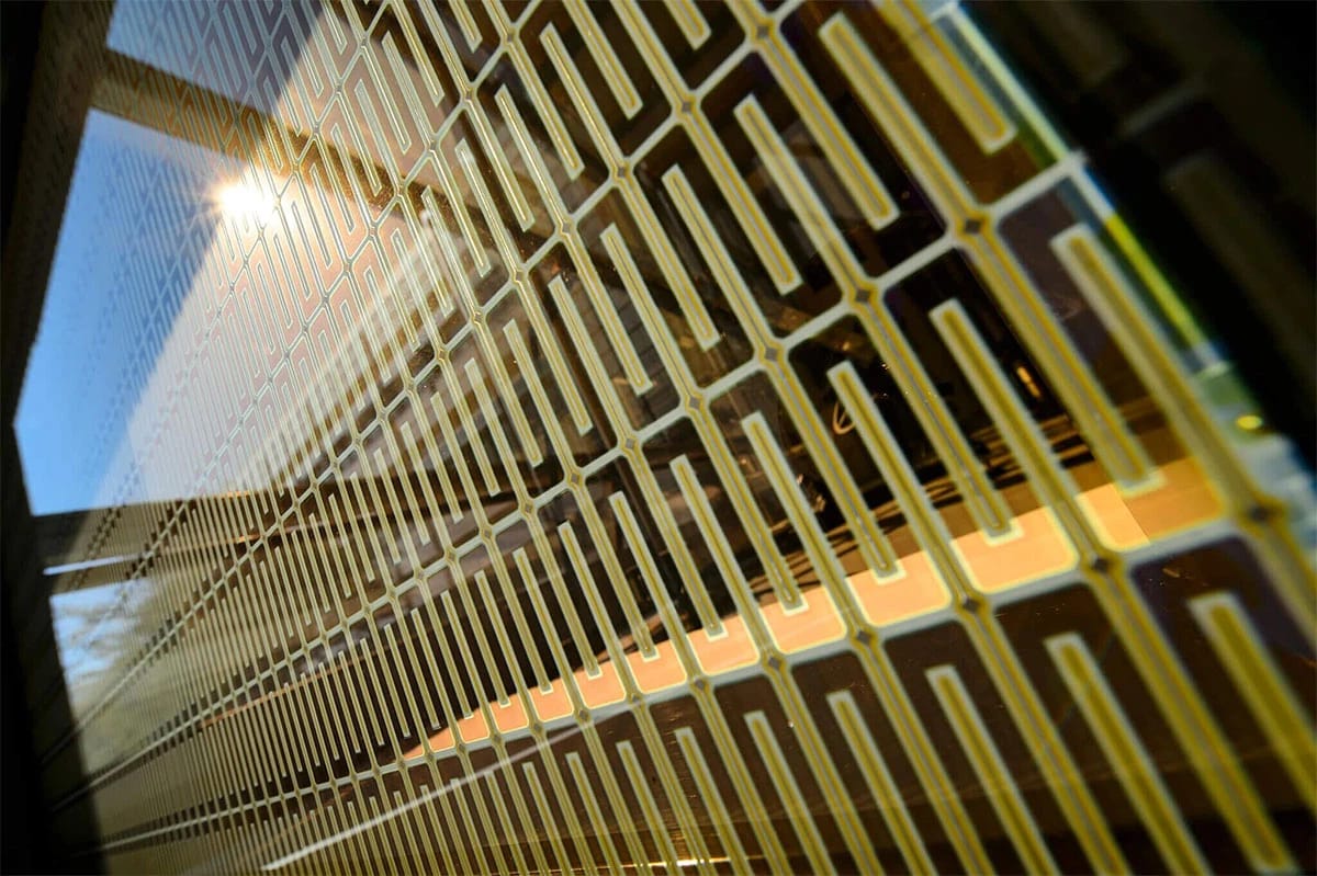 باحثون في الصين يحققون اختراقًا عالميًا: خلايا شمسية بيروفسكايت تتجاوز كفاءة 30 لأول مرة