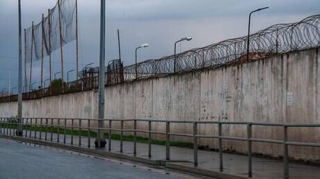 سجن 10 سنوات لامرأة حاولت تهريب المخدرات عبر قبلة في المحكمة