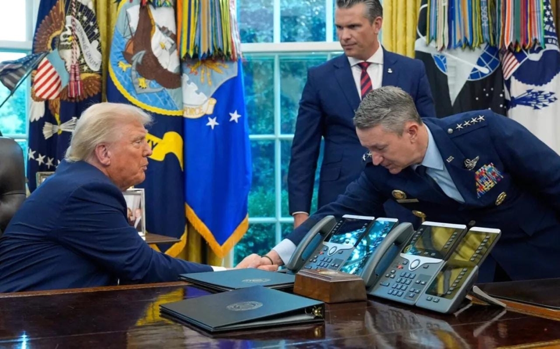 بعد طيرانه فوق غزة .. رئيس الأركان الأميركي يقدم تقريرا لترمب