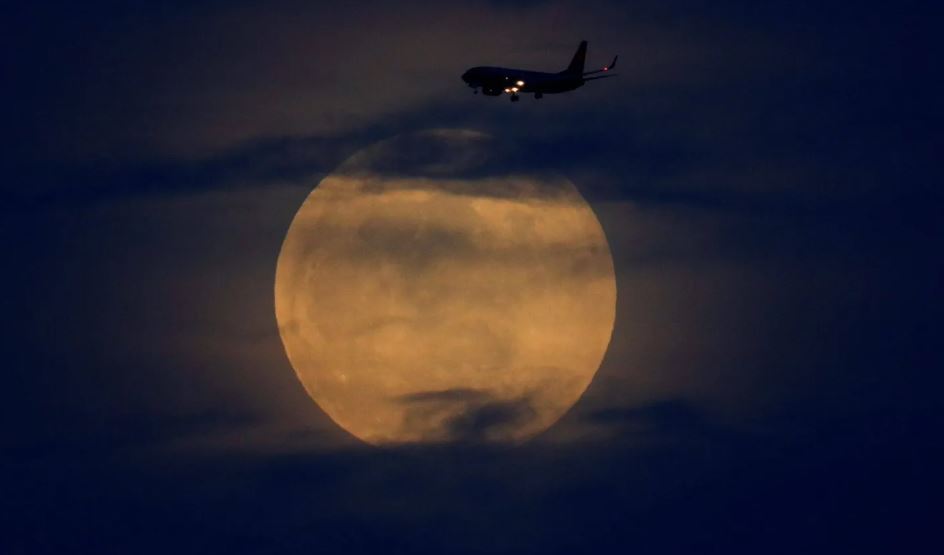 الأرض على موعد مع أكبر قمر في العام مساء الأربعاء