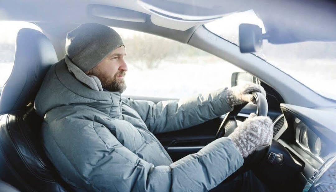 احذر المعاطف الثقيلة أثناء القيادة.. دفءٌ مؤقت قد يُعرّض حياتك للخطر!