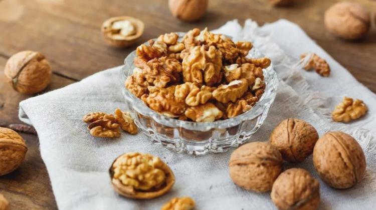 فوائد الجوز المدهشة.. كنز طبيعي يقوي الجسم ويعزز صحة الدماغ