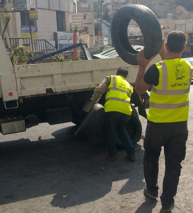 بلدية السلط الكبرى تطلق حملة لإزالة العوائق والمخالفات عن الشوارع