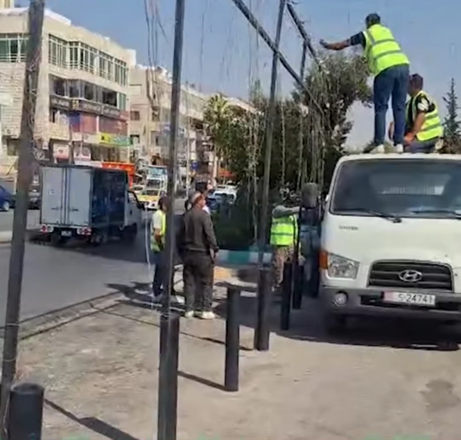 أمانة عمّان تنفذ حملة لإزالة الحواجز التي أقامتها المقاهي والمجمعات على الشوارع