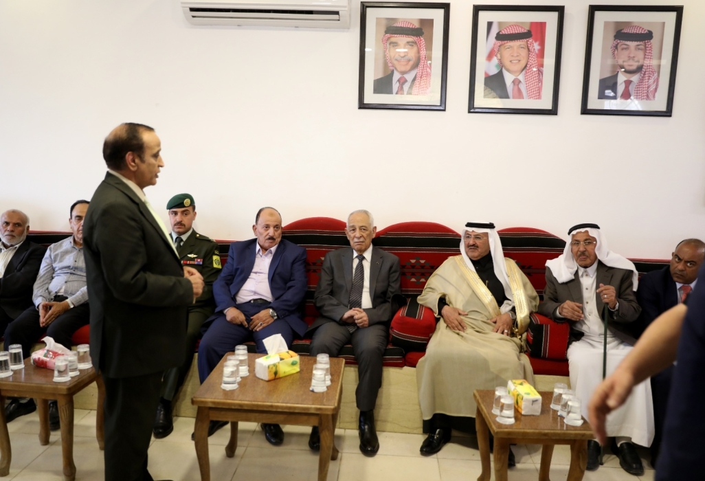 مندوبا عن الملك وولي العهد. العيسوي يقدم واجب إلى الحنيطي وأبو مهنا والزيود