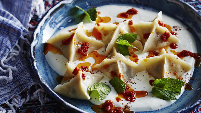 طريقة عمل المانتي على الطريقة التركية باللحم والزبادي