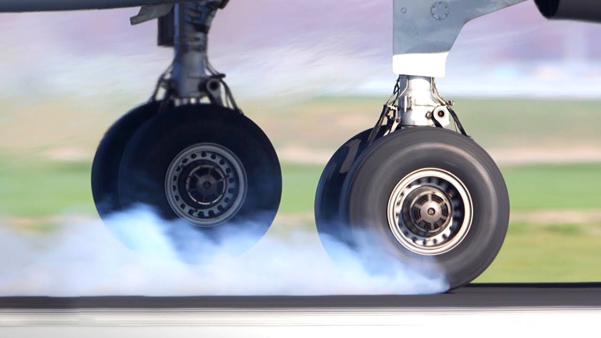 عجلة الطائرة.. بطلة مجهولة تتحمل الصدمة لتحمي مئات الأرواح في لحظة