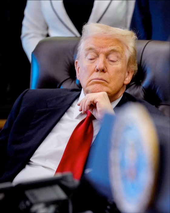 ترامب يثير الجدل بعد ظهوره نائمًا في مؤتمر صحفي بالبيت الأبيض: «النعسان عاد من جديد»