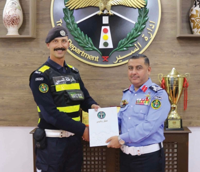 العميد رائد العساف يكرّم الوكيل أحمد خندقجي لحصوله على المركز الأول في دورة الدراجات النارية