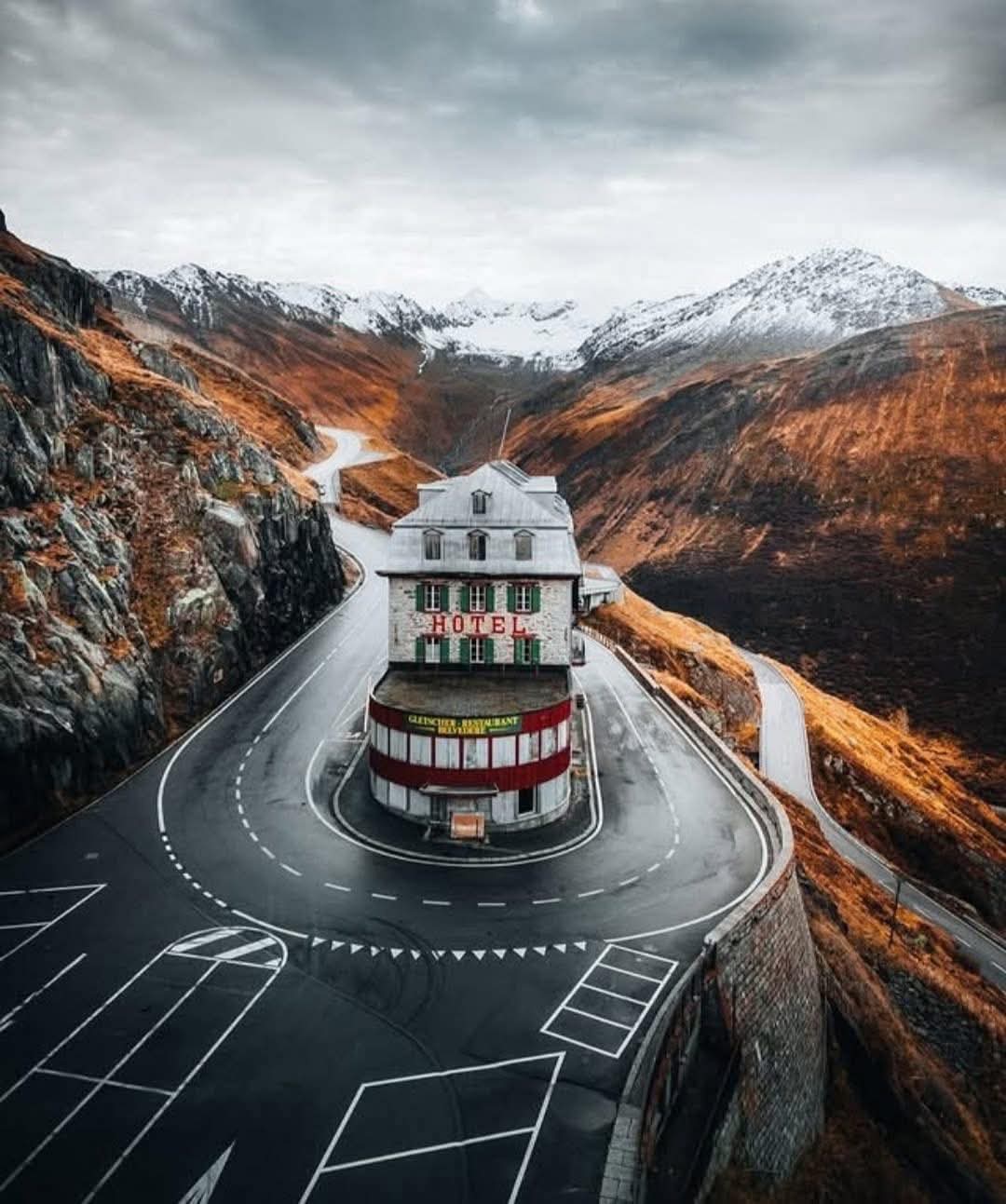 فندق بيلفيدير المهجور يتحول إلى رمز هندسي في جبال الألب السويسرية