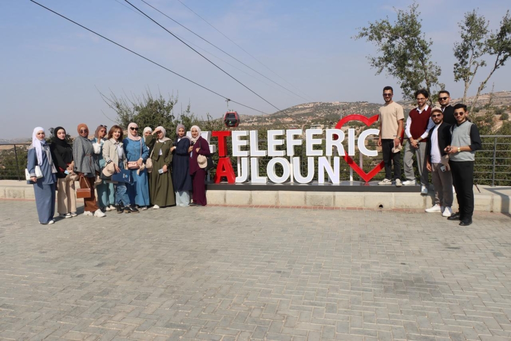 طلبة كلية الهندسة التكنولوجية في جامعة الزرقاء يزورون مشروع تلفريك عجلون