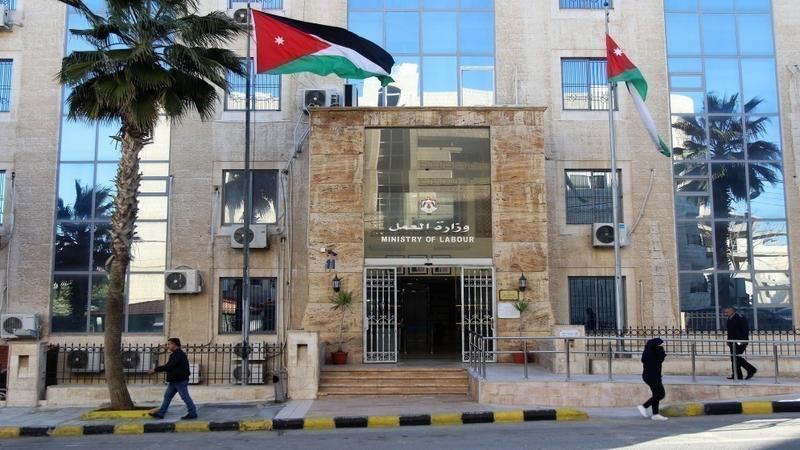وزارة العمل: نتابع شكوى عمال احدى شركات المقاولات في موقع العطارات