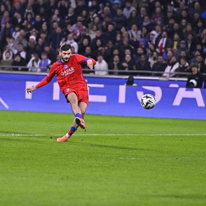 هدف نيفيز المتأخر يمنح باريس سان جيرمان الفوز امام ليون وصدارة الترتيب