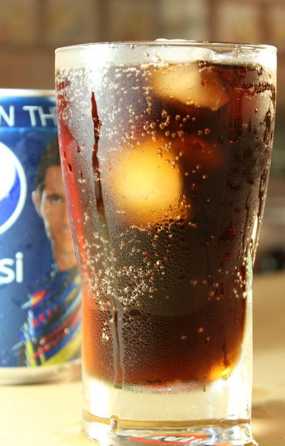 المشروبات الغازية.. لذة مؤقتة بمخاطر خفية تهدد صحتك