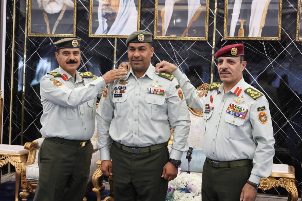 نائب رئيس جامعة مؤتة يقلد الضباط الرتب الجديده...صور