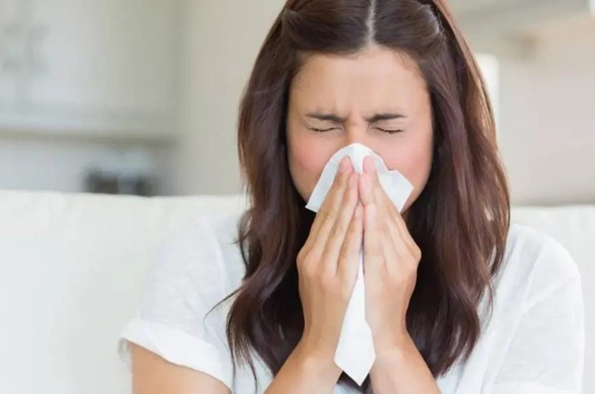 ماذا يحدث لجسمك خلال أول 5 أيام من نزلة البرد؟ مراحل المرض ونصائح لتسريع التعافي