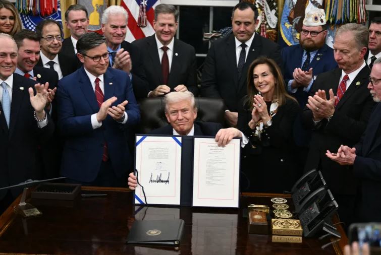ترامب يوقّع قانونا ينهي أطول إغلاق حكومي في تاريخ أميركا