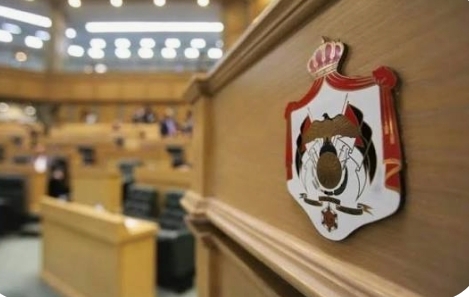 مستوطنون يحرقون مسجدا بسلفيت ويقتحمون الأقصى واعتقال 30 فلسطينيا بالضفة