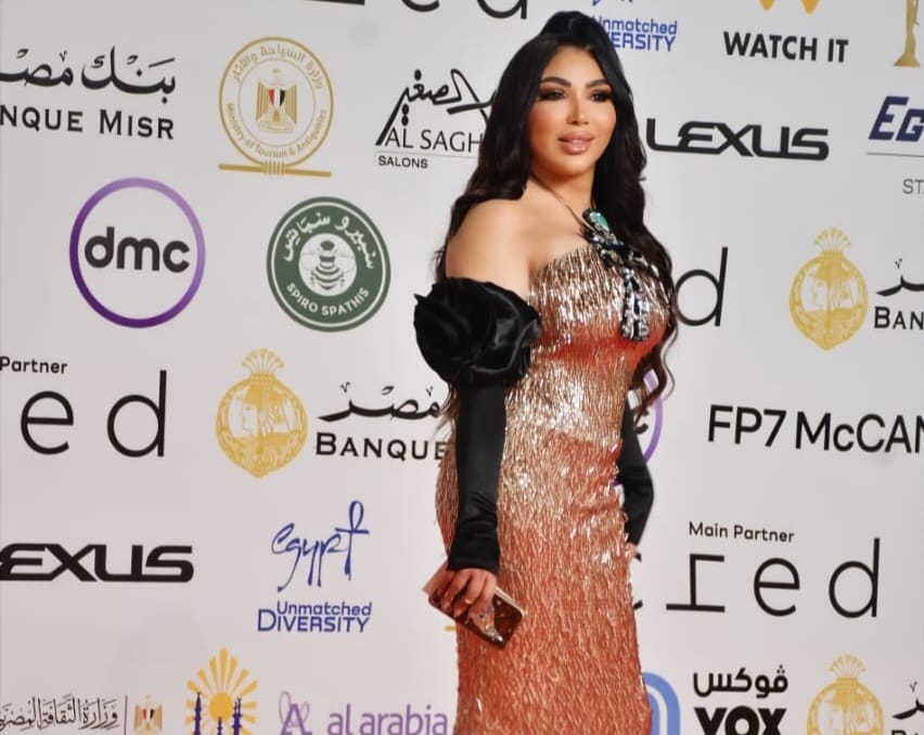 غادة إبراهيم تخطف الأنظار بفستان ذهبي يزينه مفتاح الحياة الفرعوني في افتتاح مهرجان القاهرة السينمائي
